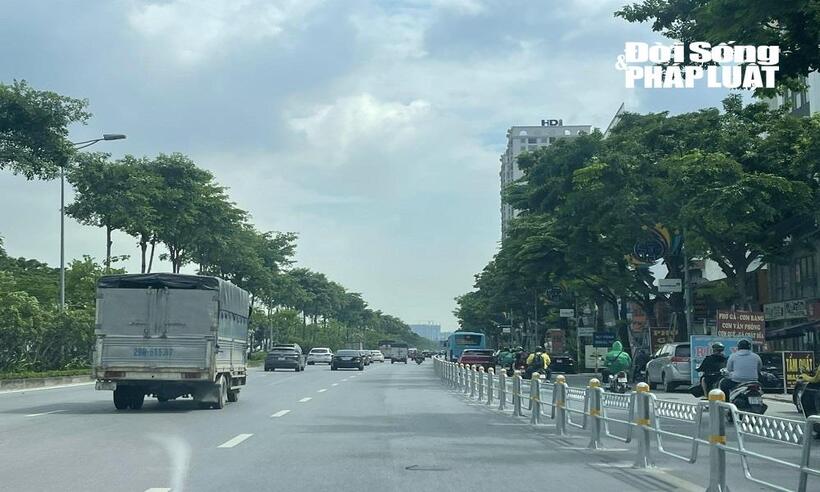 Dải phân cách cứng trên đường Võ Chí Công hướng đi sân bay Nội Bài.