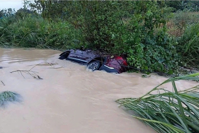 Chiếc ô tô Hyundai Santa Fe bị nước lũ cuốn trôi trong đêm. (Ảnh: Dân trí)