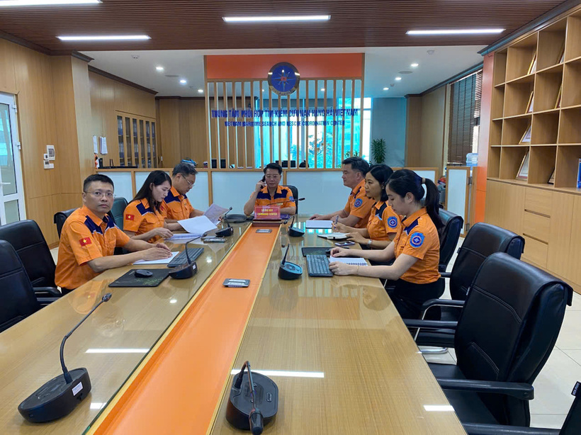 Cuộc họp nhanh tại Sở chỉ huy Trung tâm Phối hợp tìm kiếm, cứu nạn hàng hải Việt Nam