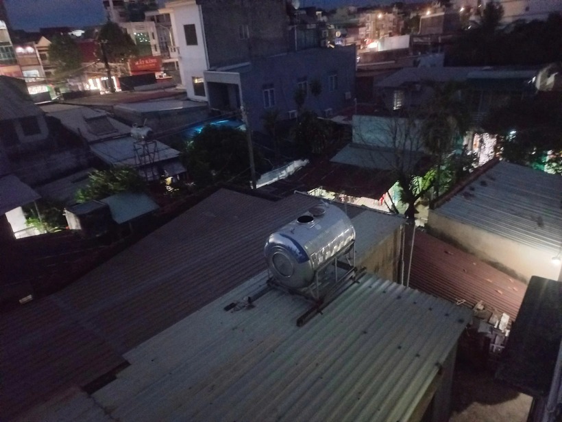 Bồn chứa nước trên mái nhà được phát hiện có bộ xương người bên trong. (Ảnh: Báo Đồng Nai)