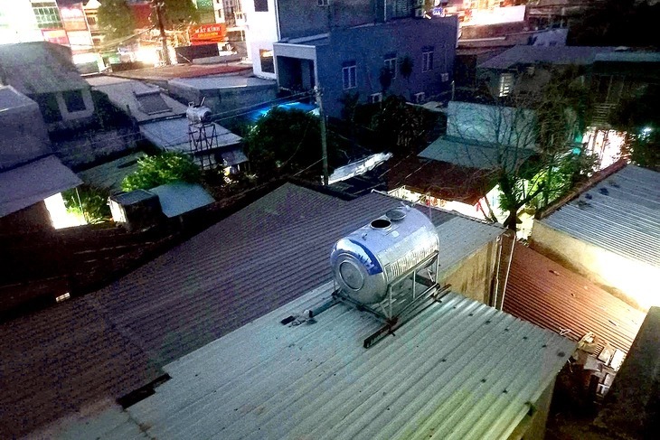 Bồn chứa nước trên mái nhà ông C., nơi phát hiện bộ xương người. (Ảnh: Tuổi trẻ)