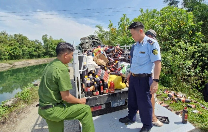 Số lượng lớn chai nước mắm bị đổ bỏ trong bụi rậm ở xã Tam Thái (huyện Phú Ninh, Quảng Nam). Ảnh: Báo Đại đoàn kết.