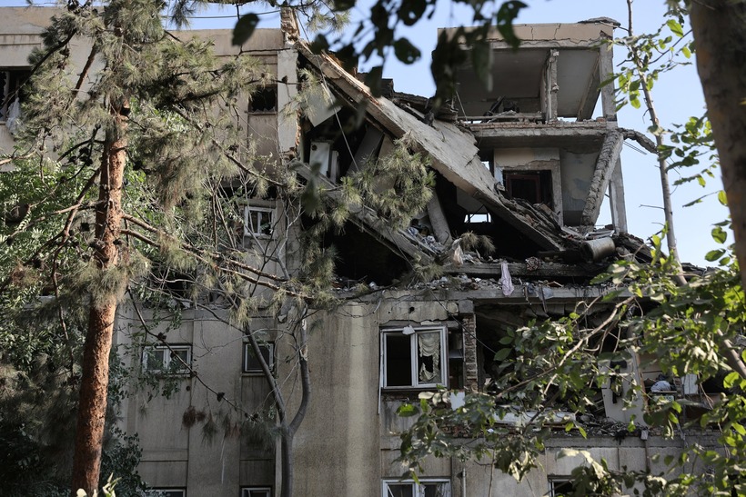 Thiệt hại sau một cuộc tấn công của Israel và Tehran ngày 13/6. Ảnh: Reuters