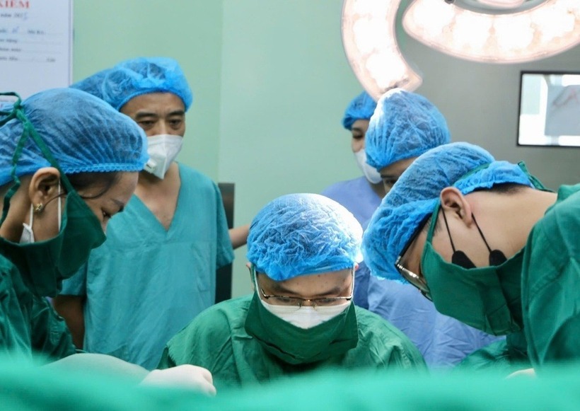 Ê kíp bác sĩ phẫu thuật cho bệnh nhân. Ảnh: Tạp chí Tri Thức.
