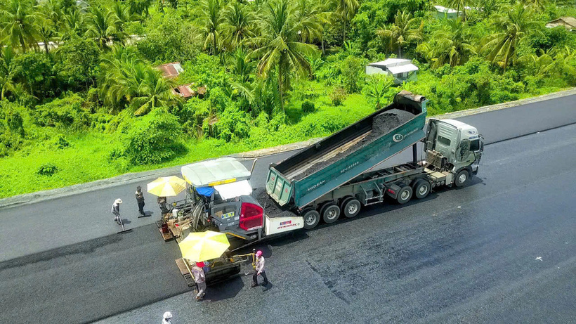 Các đơn vị đang tiếp tục duy trì triển khai thi công 3 ca, 4 kíp để đưa dự án về đích đúng tiến độ