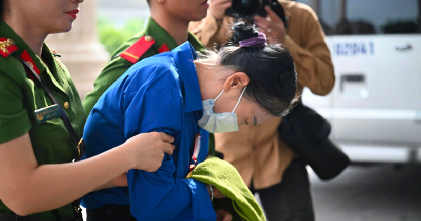 Bị can Hoàng Thị Thúy Lan được đưa đến phiên tòa xét xử sáng 24/6.