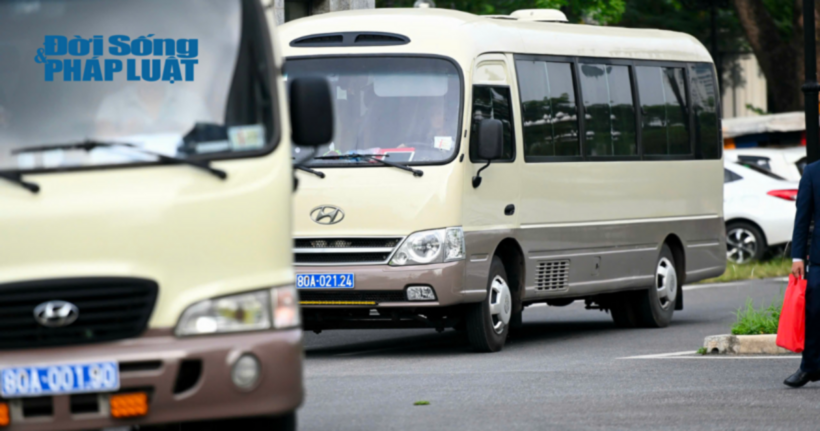 Xe cảnh sát dẫn giải các bị cáo đến phiên tòa.