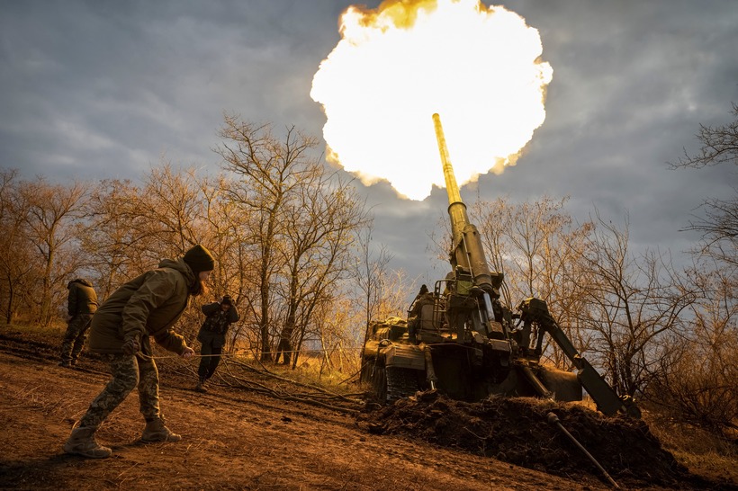 Ukraine căng mình chặn đà tấn công như vũ bão của Nga trên chiến trường. Ảnh: Reuters