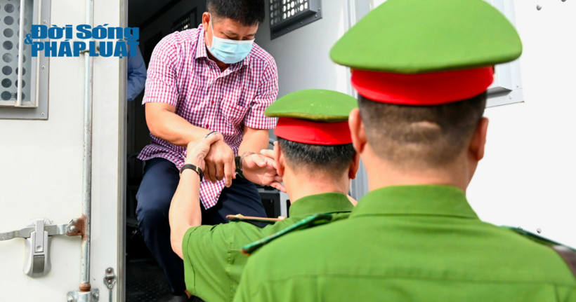 Cận cảnh dẫn giải các bị cáo đến phiên tòa xét xử vụ án xảy ra tại Tập đoàn Phúc Sơn - 4