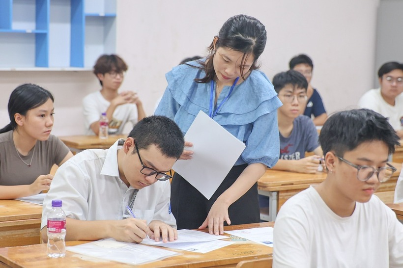 Trước khi làm bài thi, thí sinh phải ghi đầy đủ số báo danh và thông tin của mình vào đề thi, giấy thi, phiếu trả lời trắc nghiệm, giấy nháp... Ảnh minh họa