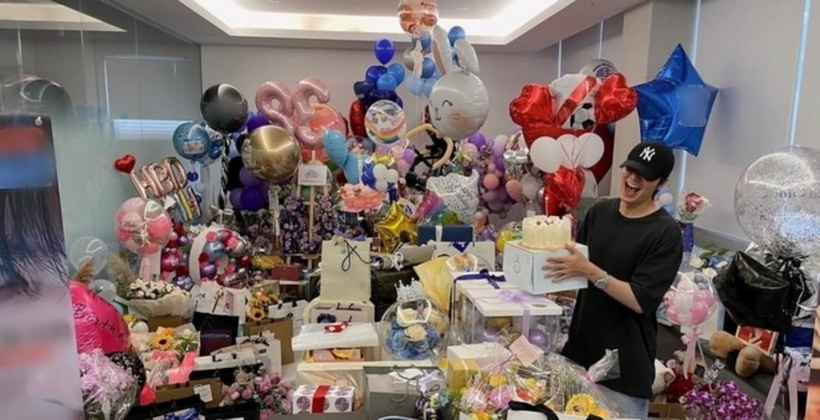 Cộng đồng mạng có ý kiến trái chiều khi Lee Min Ho "khoe" quà sinh nhật nhận được từ người hâm mộ.