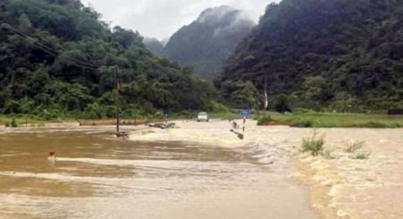 Một số khu vực ngầm tràn trên địa bàn huyện Bắc Sơn, tỉnh Lạng Sơn bị ngập, phương tiện không thể lưu thông. (Ảnh: TTXVN)