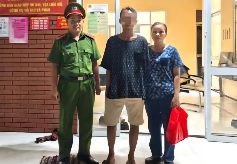 Anh H.N.H (ở giữa) được công an Huế giải cứu trong tình trạng lạc và suy kiệt sức khỏe tại một khu rừng vắng. Ảnh: Tiền Phong.