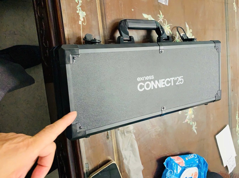 Chiếc hộp hành khách nói có đùa có bom khi được tiếp viên hỏi. Ảnh: Tuổi Trẻ.