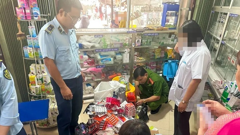 5 loại thuốc tân dược hết hạn vẫn được bày bán công khai ở Sóc Trăng. Ảnh: PLO.