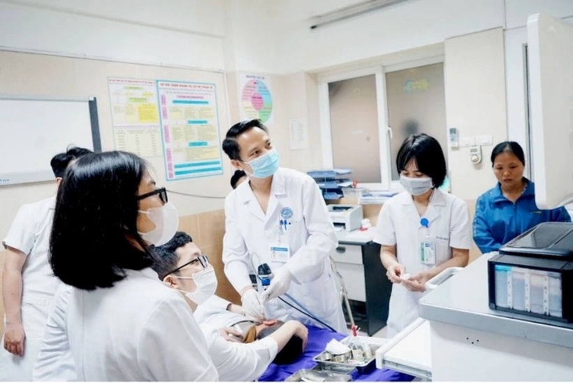 Bệnh nhi đến tái khám. Ảnh: Tuổi Trẻ Online