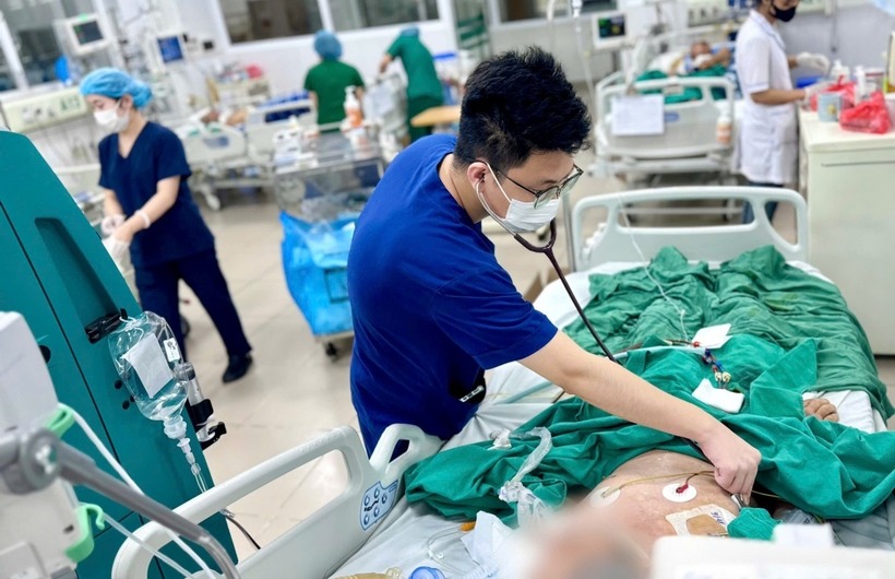 Bác sĩ điều trị cho nam bệnh nhân. Ảnh: VOV
