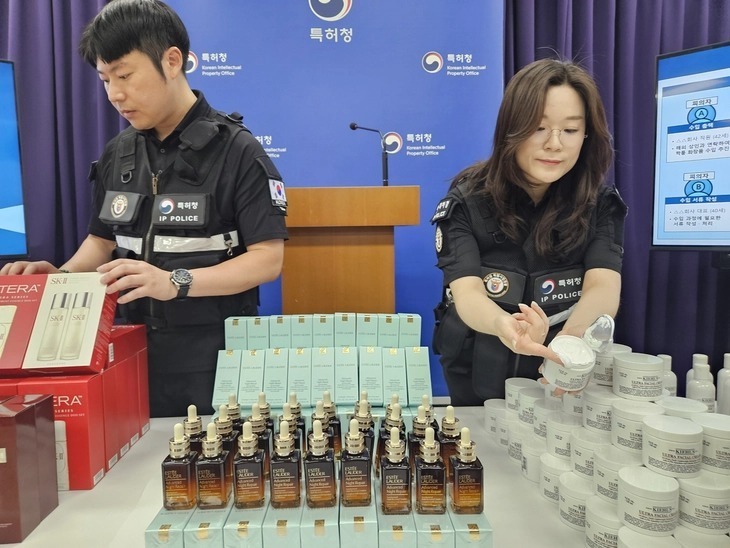 Lực lượng cảnh sát đặc biệt về nhãn hiệu, trực thuộc Cục Sở hữu trí tuệ Hàn Quốc (KIPO), vừa triệt phá đường dây làm giả mỹ phẩm cao cấp. Ảnh: Yonhap/Tuổi trẻ Online