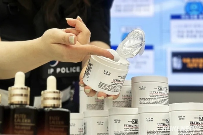 Một số mỹ phẩm giả bị cảnh sát Hàn Quốc thu giữ. Ảnh: Phóng viên Jaehyung Lee/SaoStar
