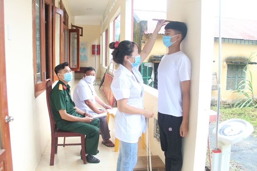 Thanh niên ở xã Xuân Lập (huyện Lâm Bình, tỉnh Tuyên Quang) khám tuyển nghĩa vụ quân sự. Ảnh: Quân Đội Nhân Dân