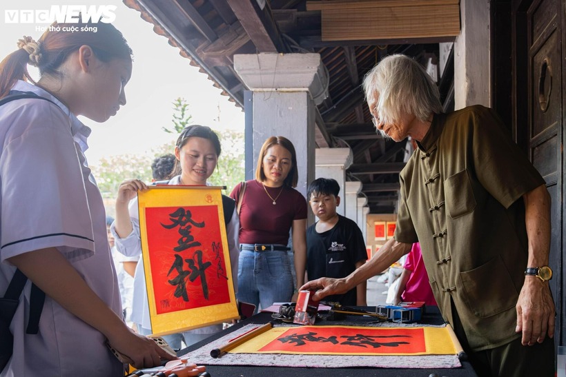 Không chỉ thắp hương và dâng sớ, nhiều sĩ tử còn tìm đến các gian thư pháp trong khuôn viên Văn Miếu để xin chữ. Những chữ như “Đăng khoa”, “Đỗ đạt”, “Thành công”, “Trí tuệ” được lựa chọn nhiều nhất, như một lời chúc và niềm tin vào kết quả xứng đáng cho chặng đường học tập miệt mài của các em.