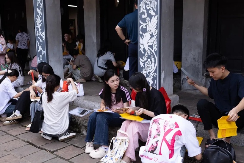 Khu vực chính điện liên tục đón chào khách thập phương, đặc biệt là các bạn trẻ đang đứng trước ngưỡng cửa quan trọng của cuộc đời. Nhiều sĩ tử mặc đồng phục trường, tay cầm sớ cầu khấn, gương mặt lộ rõ sự hồi hộp xen lẫn kỳ vọng.