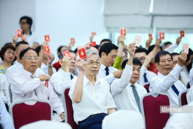 Các đại biểu biểu quyết tại Đại hội.