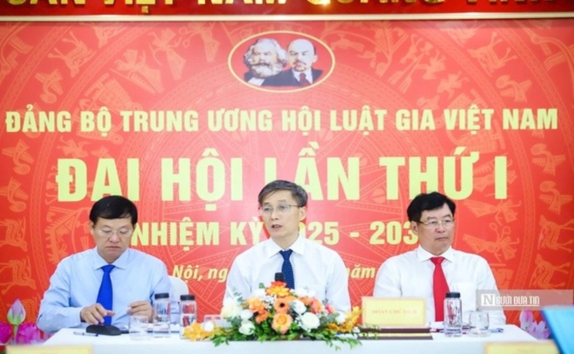 Đoàn Chủ tịch điều hành đại hội.