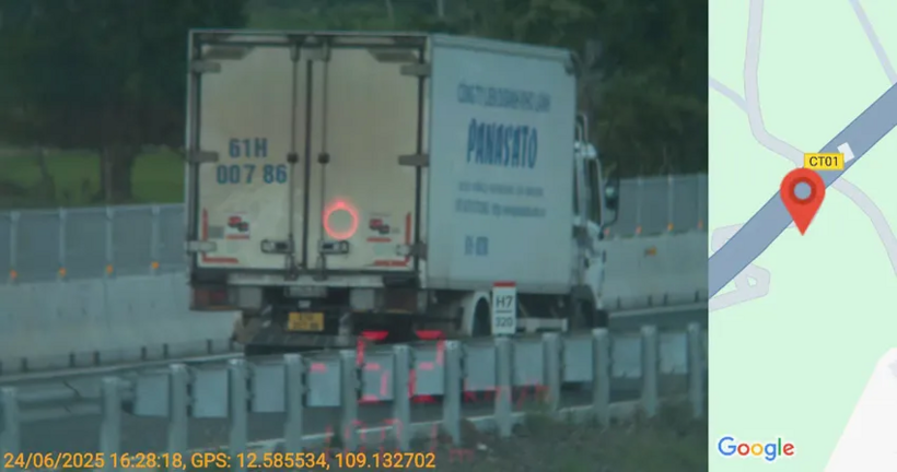 Thời điểm nam tài xế vi phạm điều khiển xe dưới tốc độ tối thiểu trên đường cao tốc. Ảnh Công an cung cấp/PLO