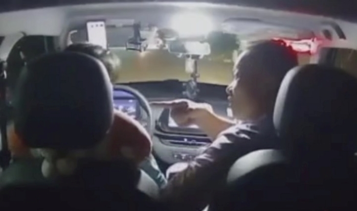 Tài xế bị hành khách ở ghế phụ hành hung khi xe đang di chuyển. Ảnh: VTC News