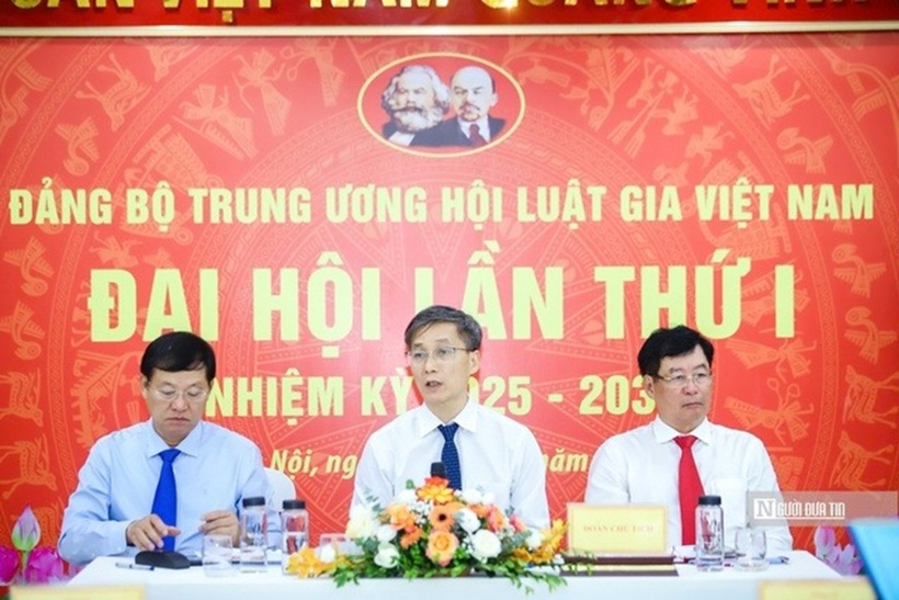 Đoàn Chủ tịch điều hành đại hội.
