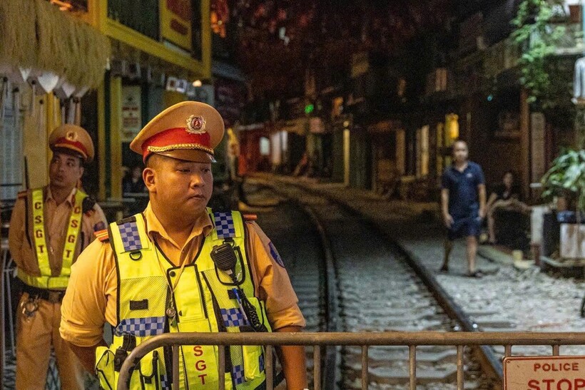 Lực lượng chức năng tuần tra trước các khung giờ tàu chạy.