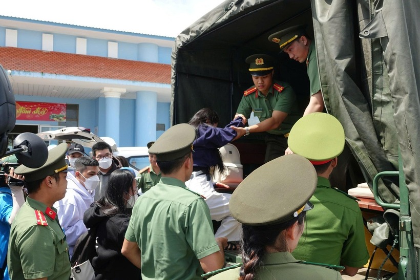 Học sinh được Công an tỉnh Kiên Giang dùng xe chuyên dụng hỗ trợ. Ảnh: Dân trí