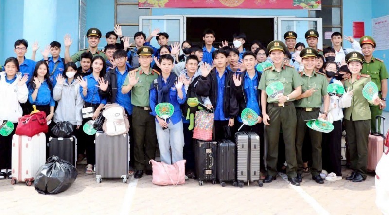 Các thí sinh trên địa bàn huyện Kiên Hải được Ban Thanh niên Công an tỉnh Kiên Giang hỗ trợ về đến các địa điểm lưu trú. Ảnh: Công an Nhân dân