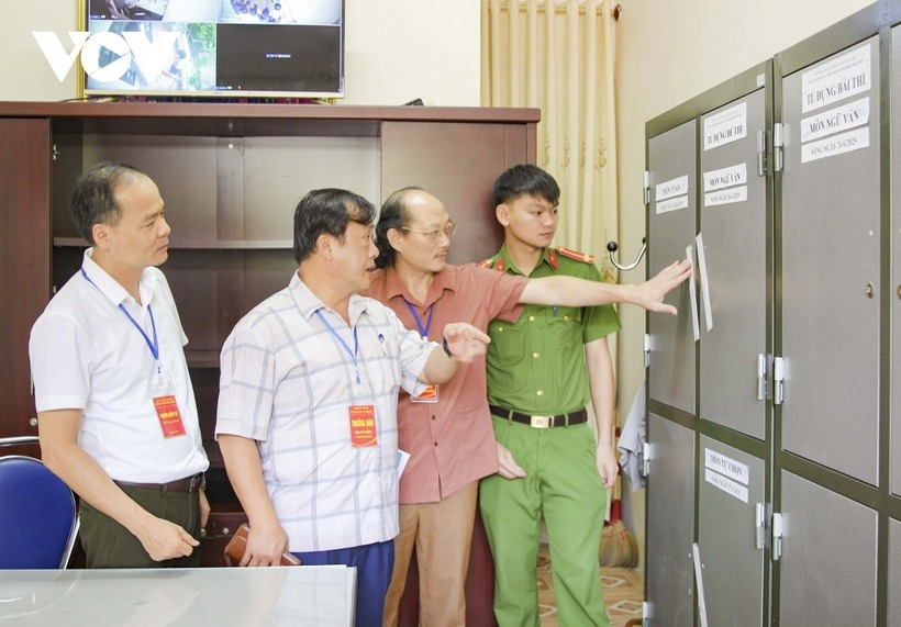 Ban Chỉ đạo Kỳ thi tốt nghiệp THPT 2025 kiểm tra tủ đựng đề thi tại điểm thi Trường THPT TP.Điện Biên Phủ. Ảnh: VOV