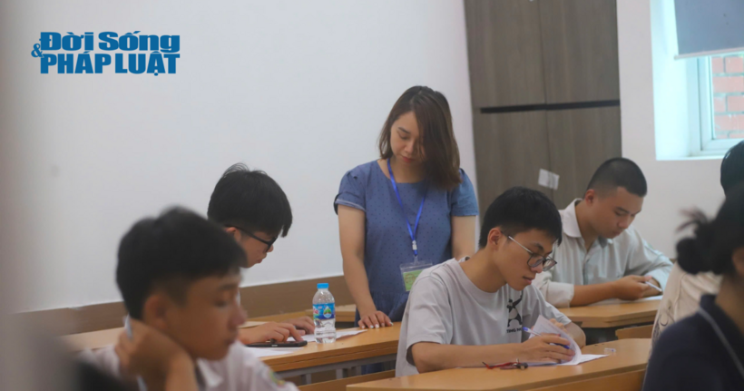 Kỳ thi tốt nghiệp THPT 2025: Thí sinh tự tin "vượt vũ môn", phụ huynh "thấp thỏm" lo con ngất vì nắng nóng - 7