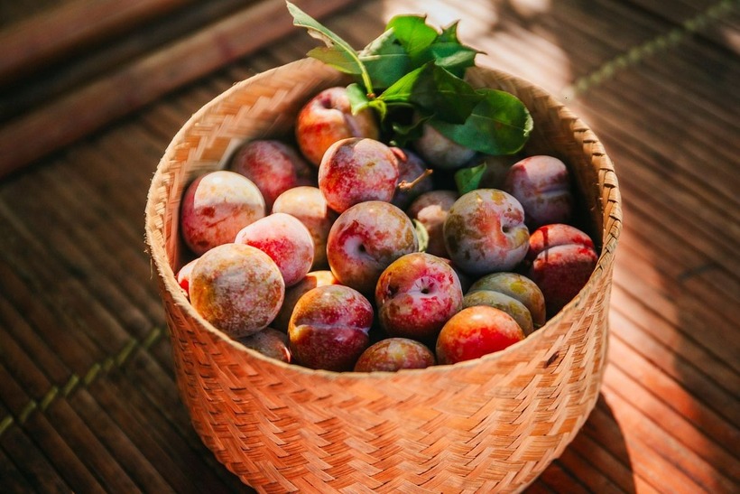 Bà bầu có thân nhiệt nóng hơn bình thường nên nếu ăn mận có thể gây phát ban.