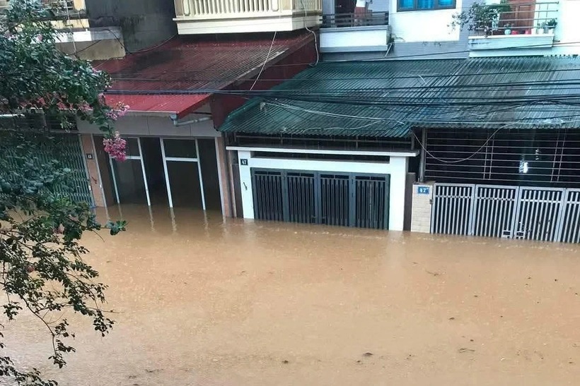 Đường Lê Văn Tám, TP Yên Bái bị ngập sâu sáng 25/6. (Ảnh: Dân trí)