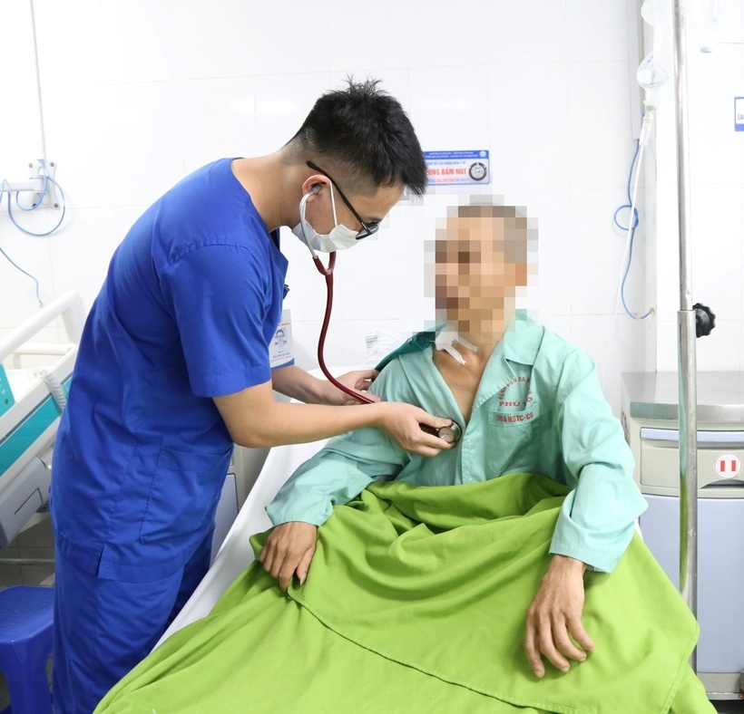 Bác sĩ thăm khám cho bệnh nhân. Ảnh: Bệnh viện Đa khoa tỉnh Phú Thọ