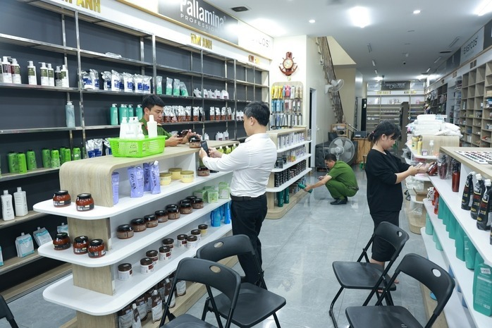 Công an đang kiểm tra tại cửa hàng mỹ phẩm. (Ảnh: Tuổi trẻ)