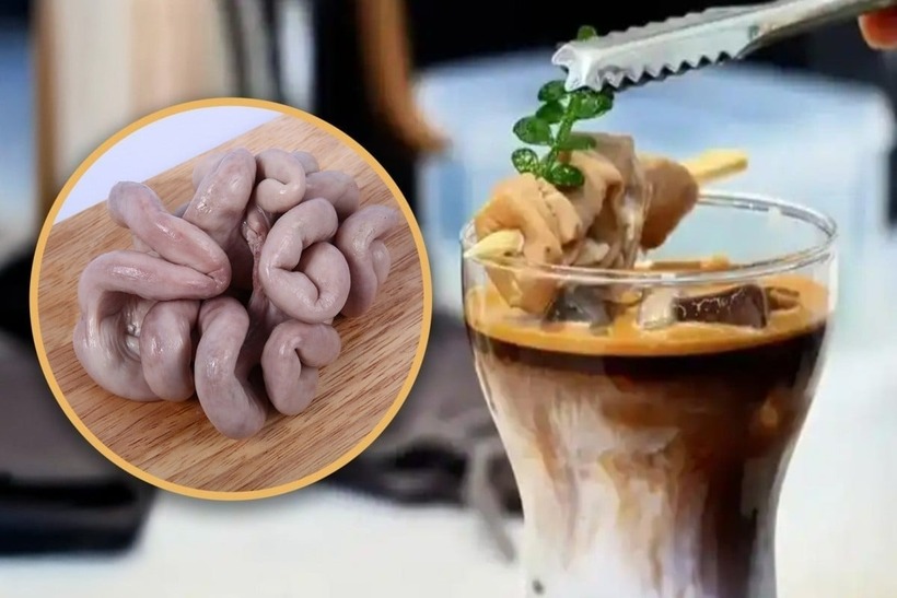 Quán cà phê mua lòng heo đã nấu chín từ một nhà hàng nổi tiếng trong thành phố, sau đó trộn lòng heo xay nhuyễn vào cà phê latte. Ảnh: SCMP.
