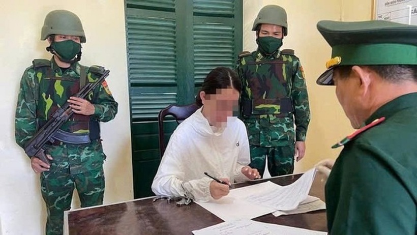 Nữ đối tượng trong vụ án vừa bị lực lượng biên phòng bắt giữ. Ảnh: Người đưa tin
