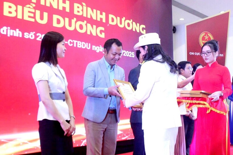 Đại diện Công ty TNHH TMDV Tân Hiệp Phát nhận biểu dương từ lãnh đạo Chi cục Thuế khu vực XVI.