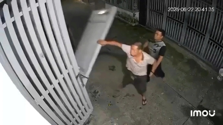 Nhà ông A. bị kéo sập cổng nhà. Ảnh: Tuổi trẻ