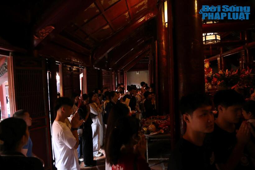 Không chỉ thí sinh, các phụ huynh cũng thành tâm cầu nguyện cho con em mình đạt kết quả tốt trong kỳ thi THPT 2025.