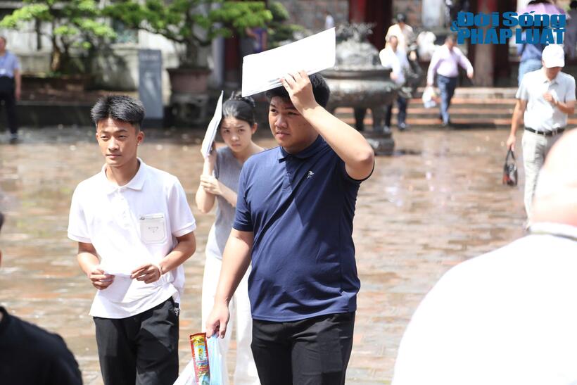 Ngày 25/6 - ngày làm thủ tục dự thi - cũng trùng với ngày mùng 1 Âm lịch. Theo ghi nhận của PV Đời sống & Pháp luật, từ sáng sớm, nhiều sĩ tử đã di chuyển hàng chục cây số để đến Văn Miếu Quốc Tử Giám cầu may.