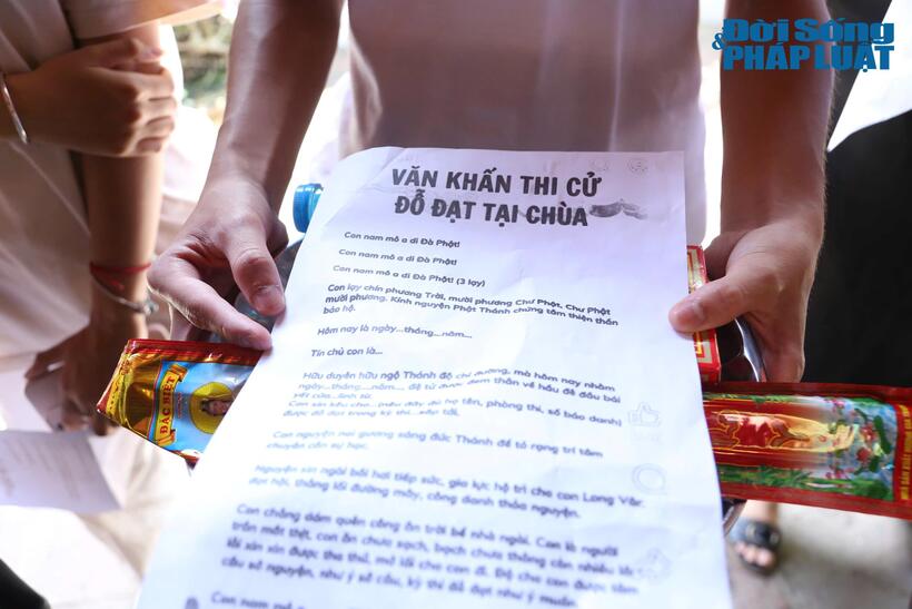 Các sĩ tử in sẵn văn khấn để cầu may mắn.