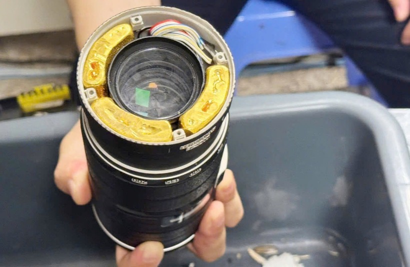 Kim loại màu vàng (nghi là vàng) được giấu trong ống kính máy ảnh. Ảnh: VietNamNet