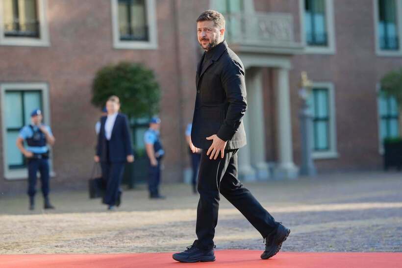 Ông Zelensky gây chú ý khi mặc áo khoác vest tối màu.