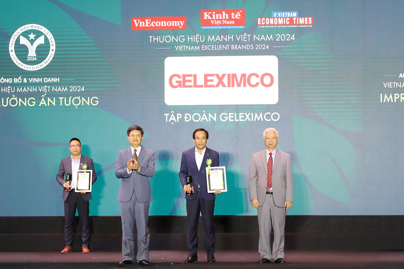 Ban tổ chức trao giải Thương hiệu mạnh - Tăng trưởng ấn tượng 2024 cho đại diện Tập đoàn Geleximco.
